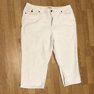 St. John's Bay White Capris